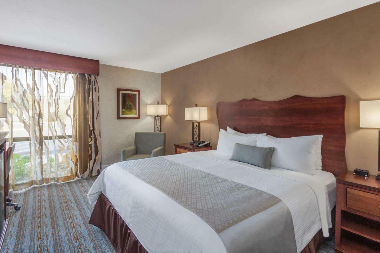 Wyndham Visalia Hotel Eksteriør billede